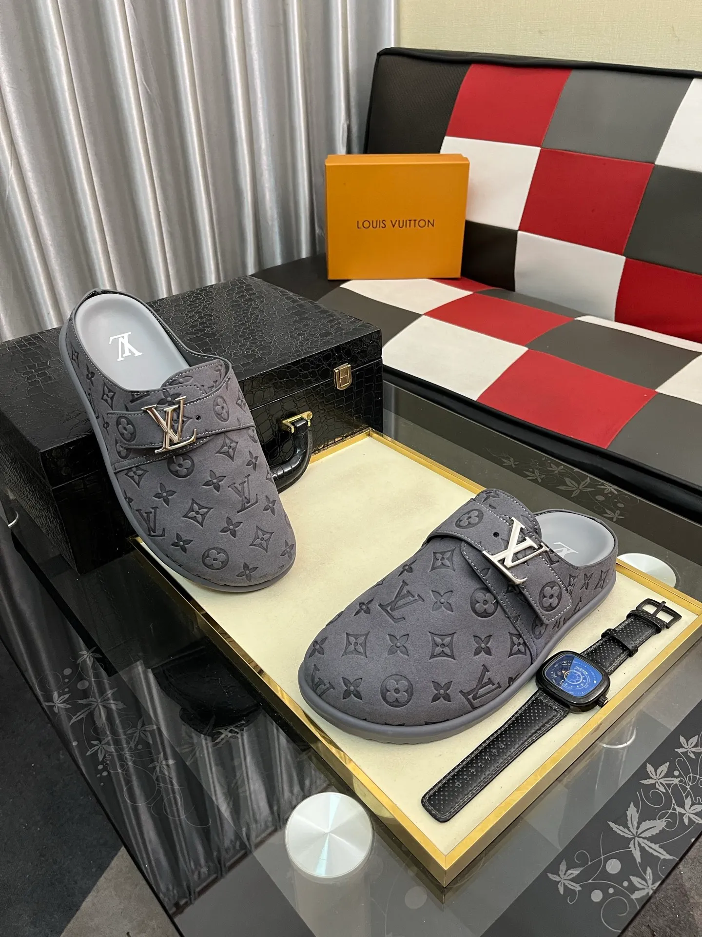 Men's shoes 💰380⌚️⌚️2025 new men's casual sandals and slippers, made of suede cow leather, with Monogram pattern to highlight the trendy style. Adjustable straps illuminated with LV letters, while a resilient insole and micro outsole provide lightweight comfort. Made of suede cow leather with embossed Monogram pattern and brand element metal hardware✅Adjustable straps➕Tough insole‼ ️Micro outsole. Comfortable and easy to wear‼ ️size: 38-446️⃣Colors available